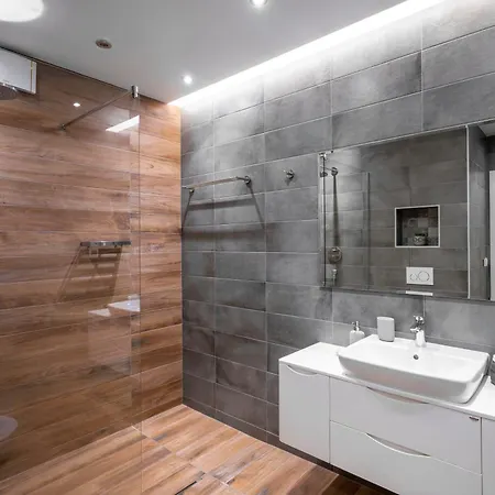 Elegant Escape In The Heart Of The By Flat Mаnager Apartmán