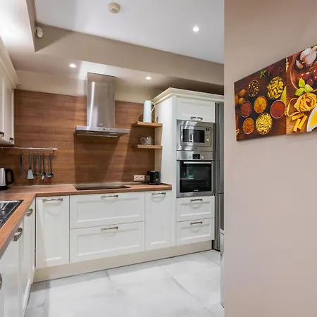 Elegant Escape In The Heart Of The By Flat Mаnager דירה